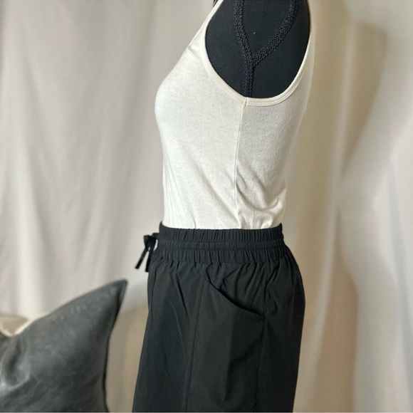 Drawstring Active Shorts - Picture 2 of 3